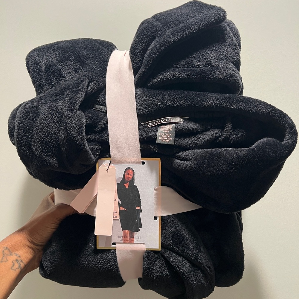 NWT VS BUNDLE: 2022 SHORT PLUSH ROBE + FUZZY SLIPPERS